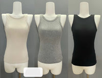 Tank tops in verschillende kleuren (beige, grijs en zwart) op een kledinghanger.