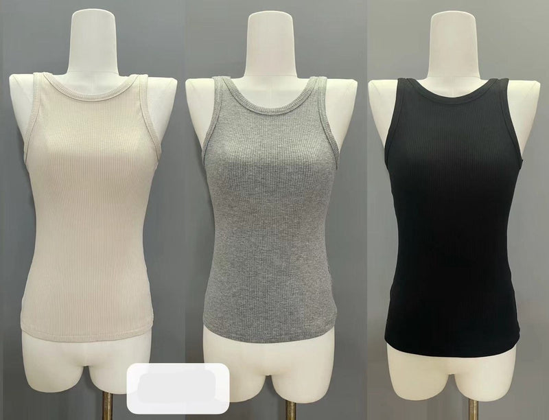Tank tops in verschillende kleuren (beige, grijs en zwart) op een kledinghanger.