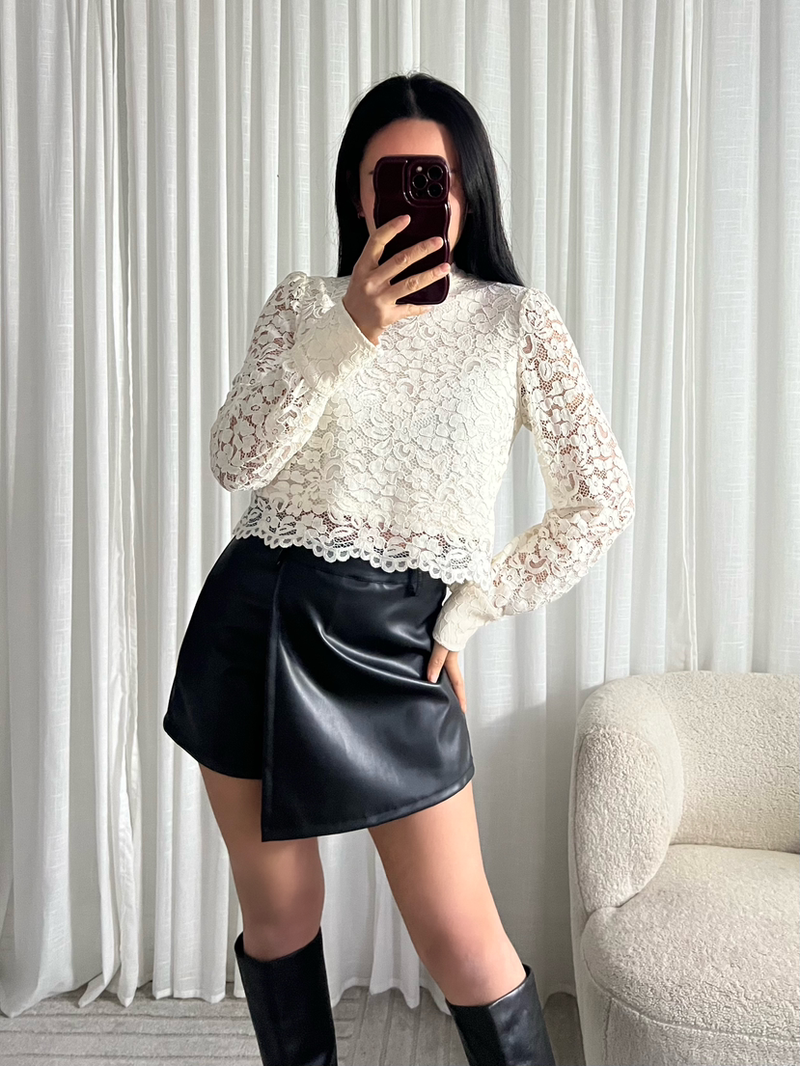 Beige kanten top met voering – Subtiele elegantie voor elke gelegenheid.