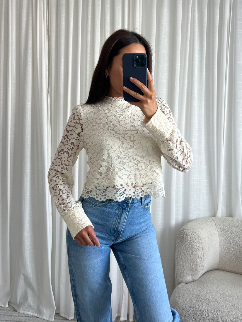 Kanten top in beige met voering – Stijlvol en comfortabel voor diverse outfits.