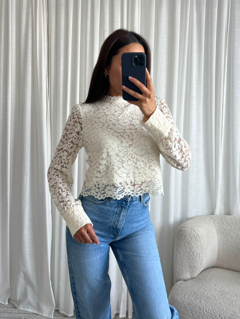 Kanten top in beige met voering – Stijlvol en comfortabel voor diverse outfits.