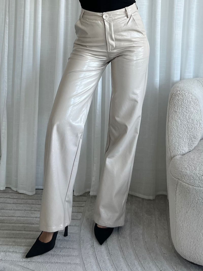 Beige PU broek – moderne, glanzende look en strakke pasvorm