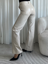 Beige PU broek met comfortabele stretch – trendy en veelzijdig