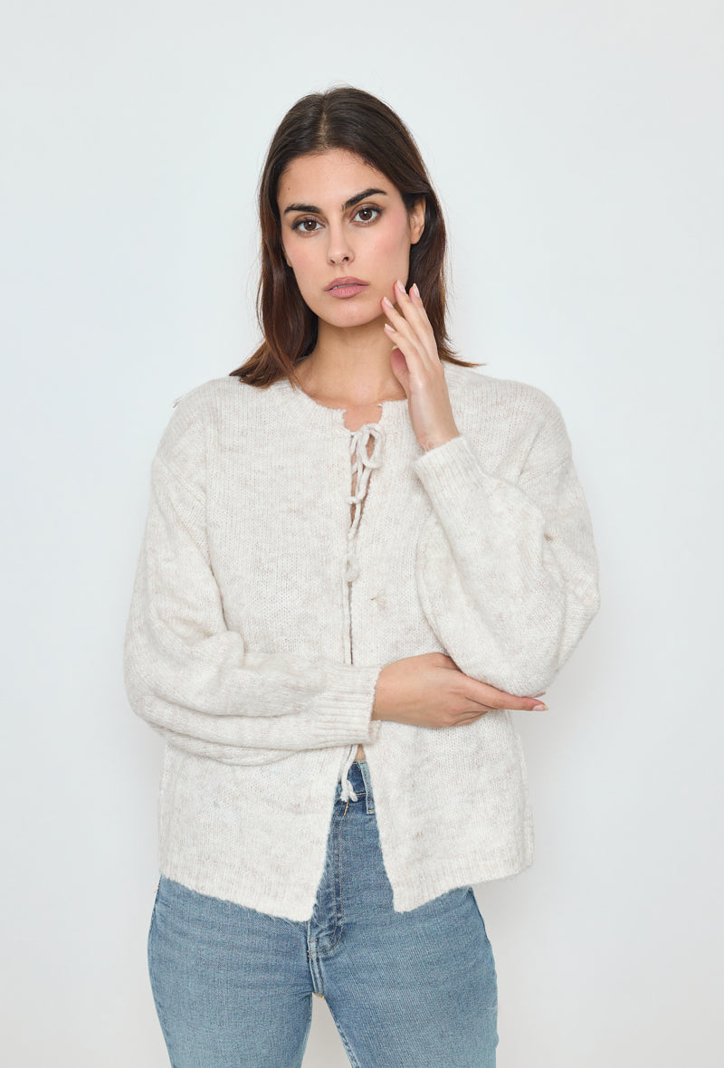 Stijlvolle beige gebreide trui met strik aan de voorkant, gemaakt van zachte en warme stof, perfect voor een casual of chique look.