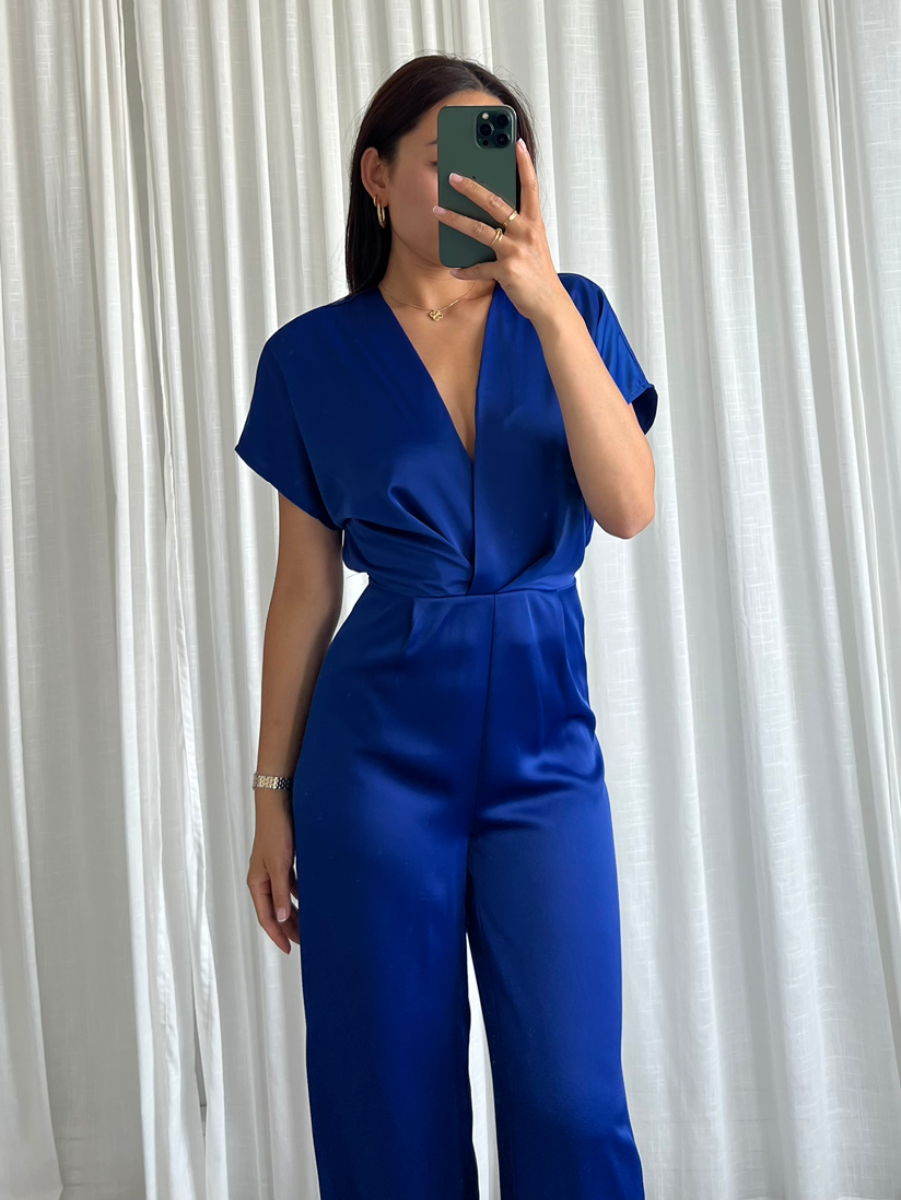 Blauwe jumpsuit – Made in Italy met V-hals en sensuele uitstraling