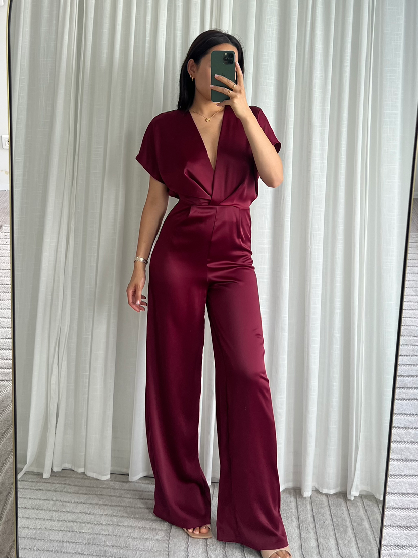 Bordeaux jumpsuit – Made in Italy met V-hals en sensuele uitstraling