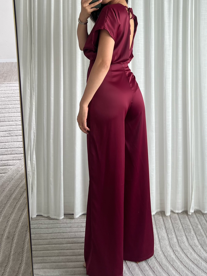 Satijnachtig aanvoelende bordeaux jumpsuit – elegant en comfortabel