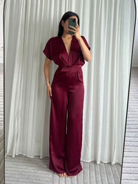 Bordeaux jumpsuit met korte mouwen – ideaal voor een avond uit