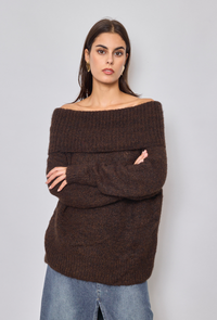Bruine off shoulder trui – Zacht materiaal en een verfijnde vrouwelijke uitstraling.