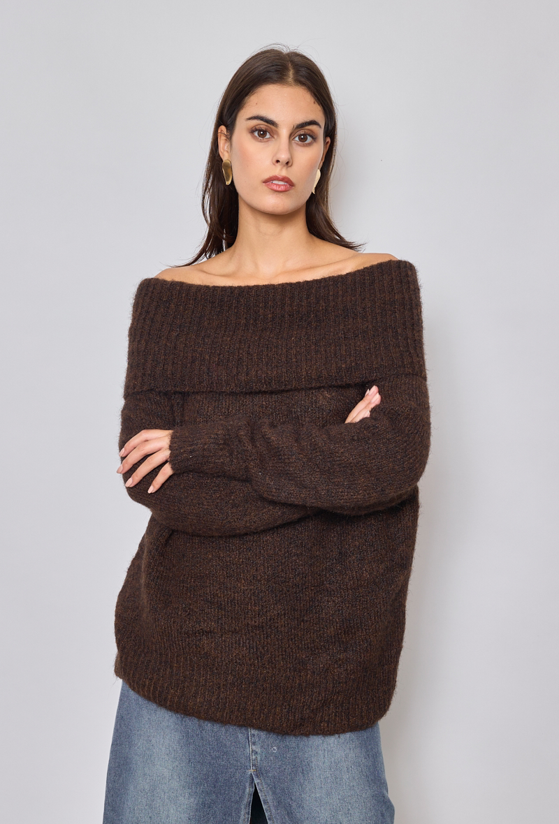 Bruine off shoulder trui – Zacht materiaal en een verfijnde vrouwelijke uitstraling.