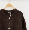 Detail van het luxe bruine vest – Zachte, ademende stof voor optimaal comfort.