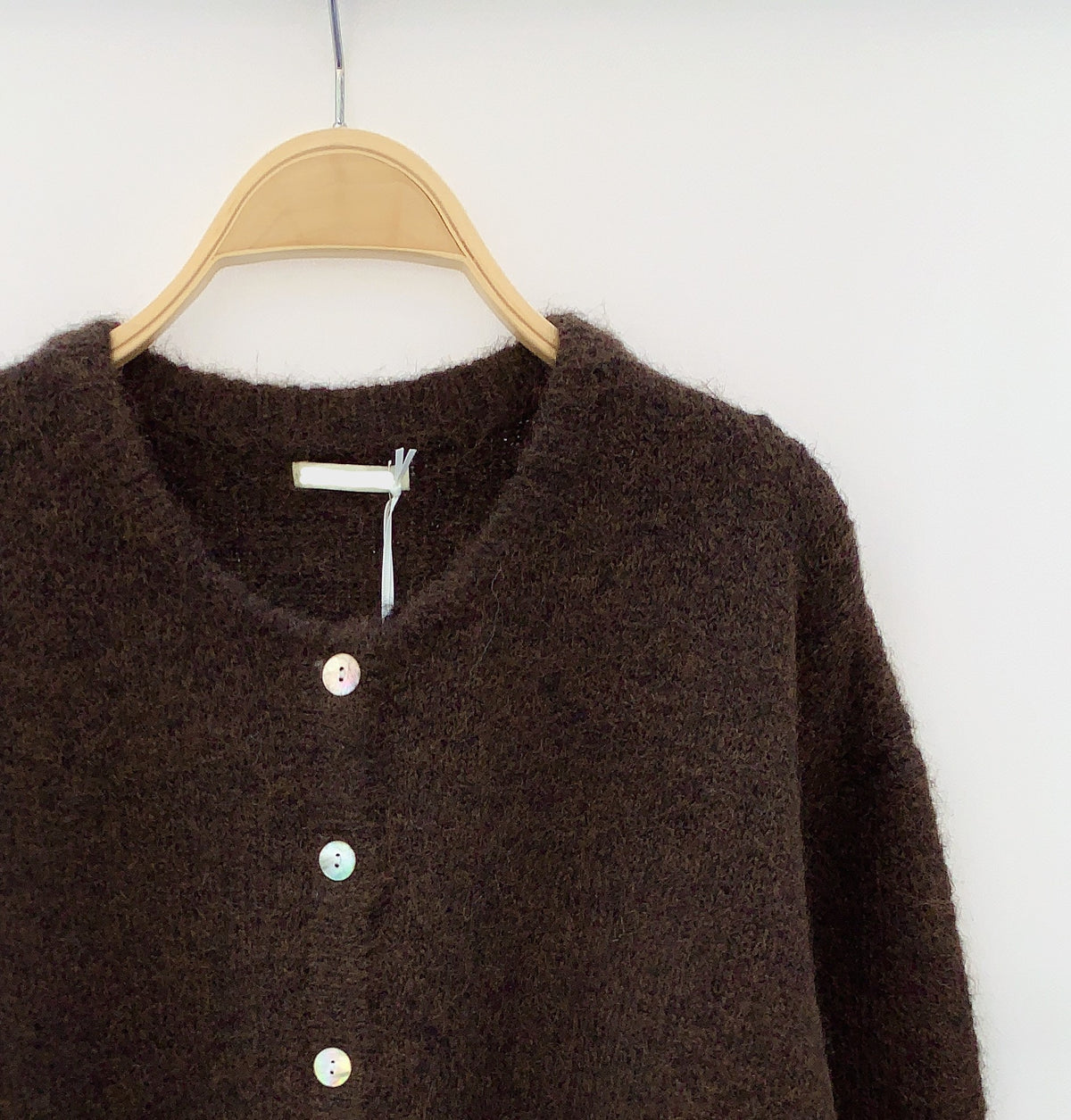Detail van het luxe bruine vest – Zachte, ademende stof voor optimaal comfort.