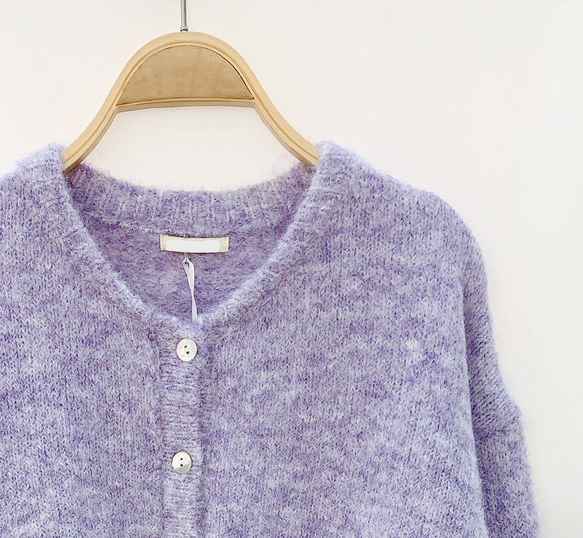 Detail van het lichtpaarse vest – Premium stof die zacht aanvoelt en een verfijnde uitstraling biedt.