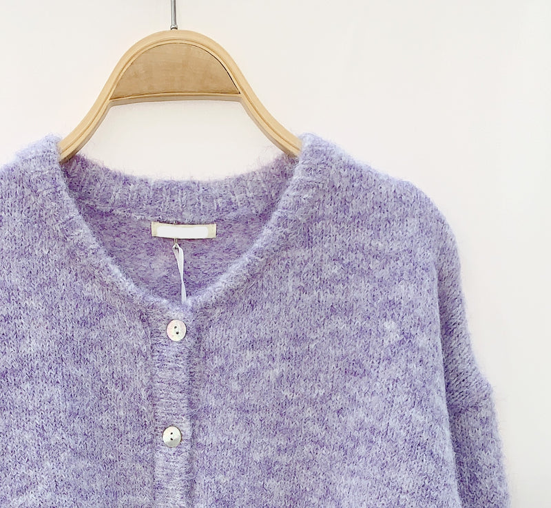 Detail van het lichtpaarse vest – Premium stof die zacht aanvoelt en een verfijnde uitstraling biedt.