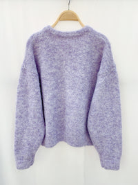 Stijlvol lichtpaars vest met knopen gedragen over een blouse – De perfecte balans tussen casual en formeel.