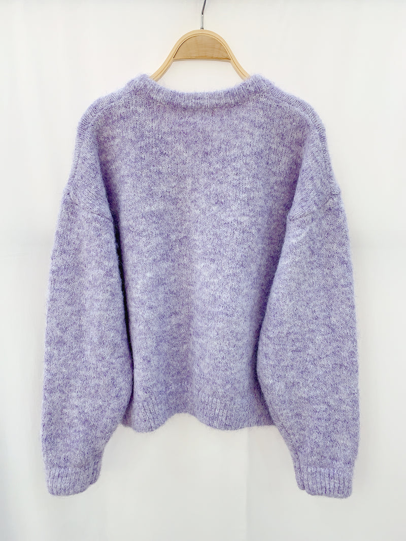 Stijlvol lichtpaars vest met knopen gedragen over een blouse – De perfecte balans tussen casual en formeel.