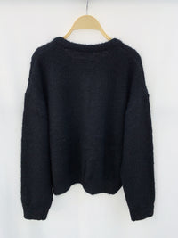 Achterkant van het elegante zwarte vest met knopen van premium stof – strak en stijlvol ontwerp voor een verfijnde look.