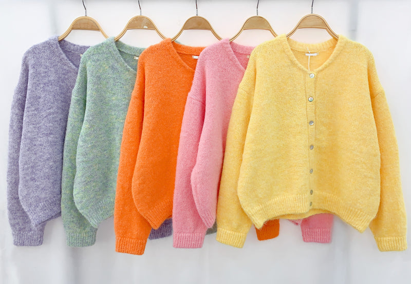 Elegante vesten in vijf kleuren: licht paars, mint, roze, zalm en geel, gemaakt van premium stof met knopen voor luxe en stijl.