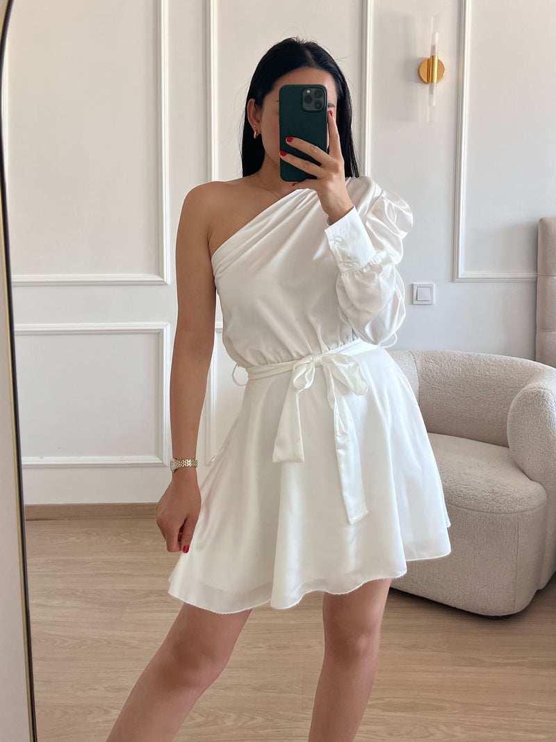 Chique en stijlvolle witte avondjurk – One Shoulder design in satijnstijl