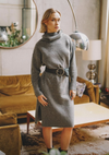 Gebreide jurk in beige – de perfecte combinatie van comfort en elegantie.