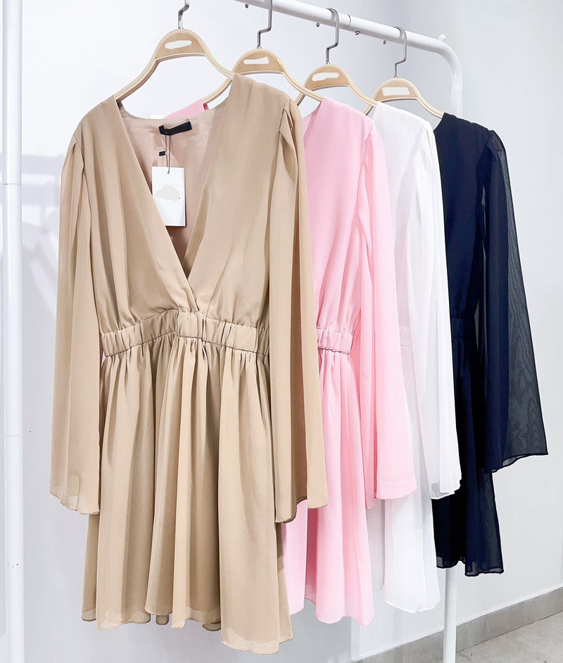 Jurk in verschillende kleuren, met elastische taille en V-hals, kort boven de knieën voor een vrouwelijke, elegante pasvorm.