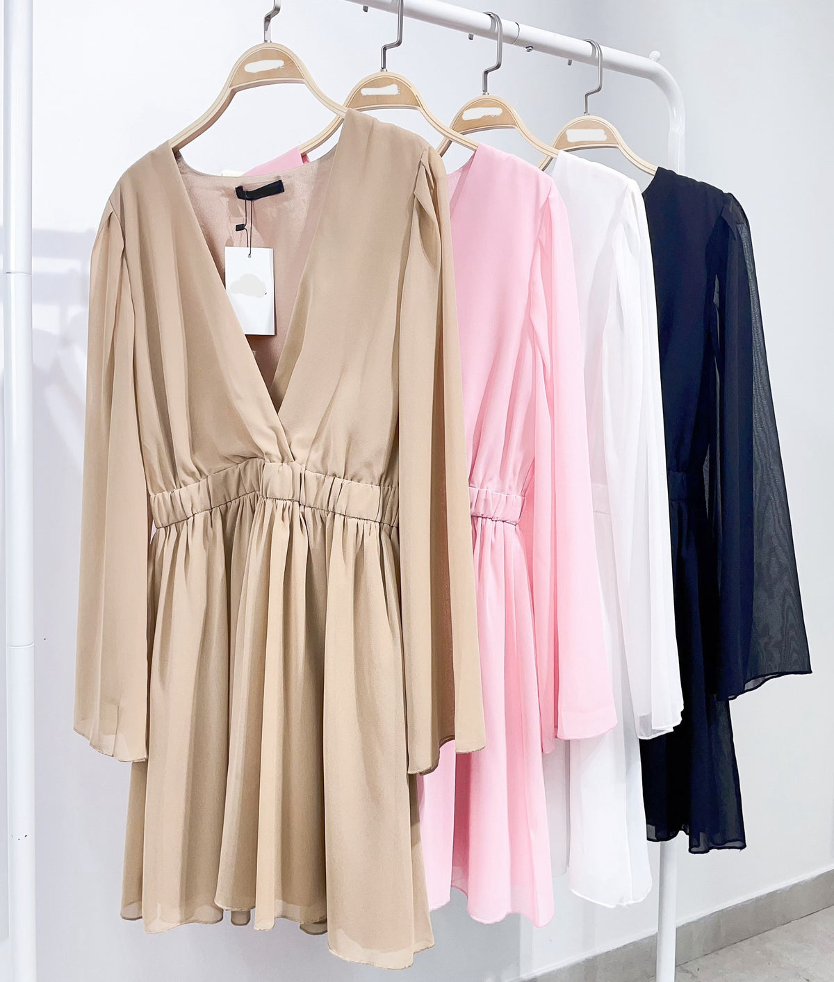 Jurk in verschillende kleuren, met elastische taille en V-hals, kort boven de knieën voor een vrouwelijke, elegante pasvorm.