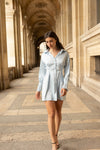 Lichtblauwe blousejurk met een satijnzachte feel, soepelvallend en perfect voor een moeiteloos elegante look.