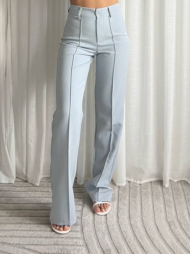 Lichtblauwe pantalon van 95% polyester en 5% elasthanne – stijlvolle en moderne pasvorm.