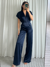 Marineblauwe jumpsuit – luxe gevoel met satijnachtige textuur
