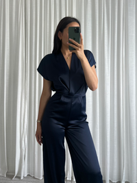 Marineblauwe jumpsuit – Made in Italy met V-hals en sensuele uitstraling

