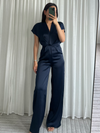 Satijnachtig aanvoelende marineblauwe jumpsuit – elegant en comfortabel