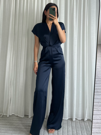 Satijnachtig aanvoelende marineblauwe jumpsuit – elegant en comfortabel