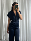 Marineblauwe jumpsuit met korte mouwen – ideaal voor een avond uit
