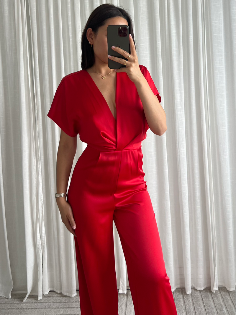 Rode jumpsuit – luxe gevoel met satijnachtige textuur