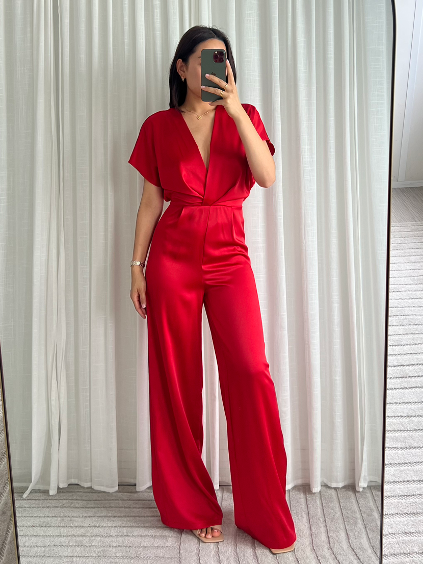 Rode jumpsuit – Made in Italy met V-hals en sensuele uitstraling