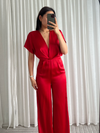 Satijnachtig aanvoelende rode jumpsuit – elegant en comfortabel