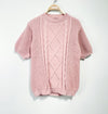 Roze gebreide top met korte mouwen, gemaakt van zacht materiaal (uni size).