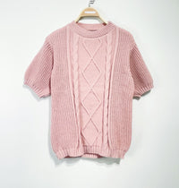 Roze gebreide top met korte mouwen, gemaakt van zacht materiaal (uni size).