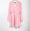 Roze jurk met elastische taille en V-hals, korte lengte en elegante pasvorm voor een vrouwelijke uitstraling.