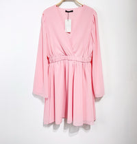 Roze jurk met elastische taille en V-hals, korte lengte en elegante pasvorm voor een vrouwelijke uitstraling.
