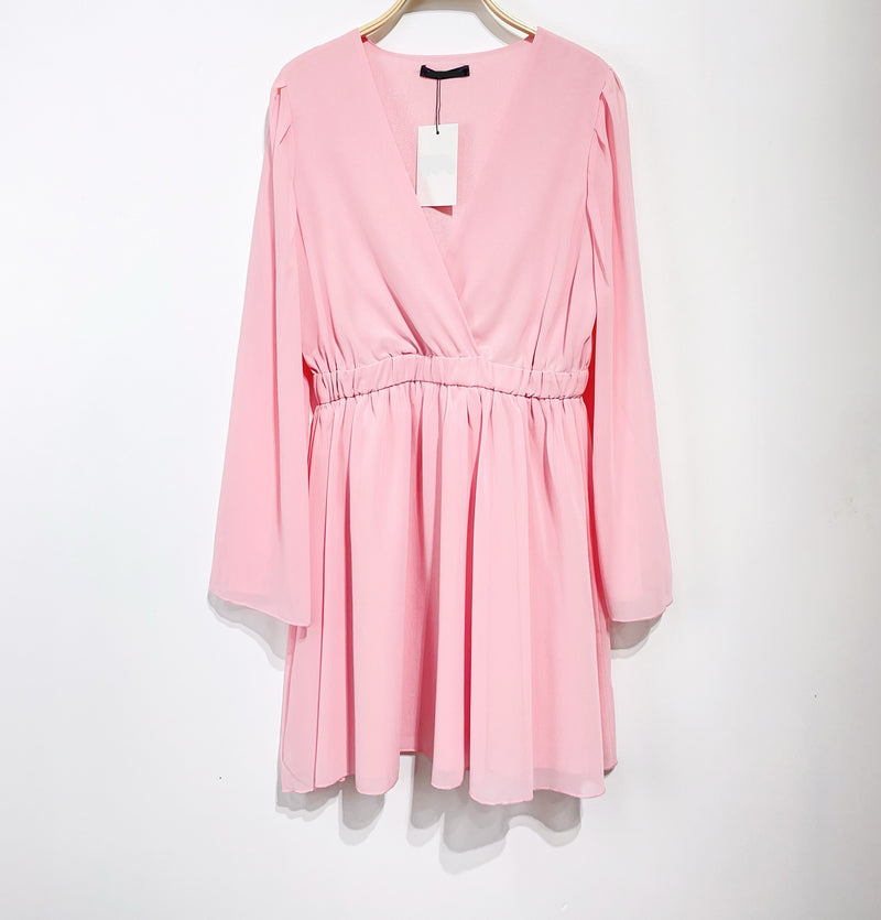Roze jurk met elastische taille en V-hals, korte lengte en elegante pasvorm voor een vrouwelijke uitstraling.