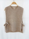 Taupe gebreide mouwloze top met strikdetails, hangend op een houten hanger tegen een neutrale achtergrond.