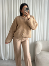 Taupe jas met gouden knoppen – elegante uitstraling