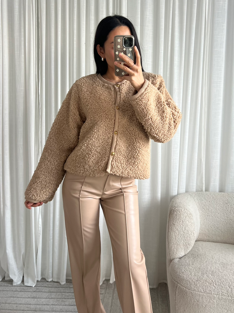 Taupe jas met gouden knoppen – elegante uitstraling