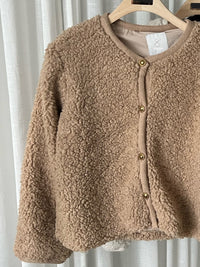 Taupe jas met gouden details – verfijnde en chique look