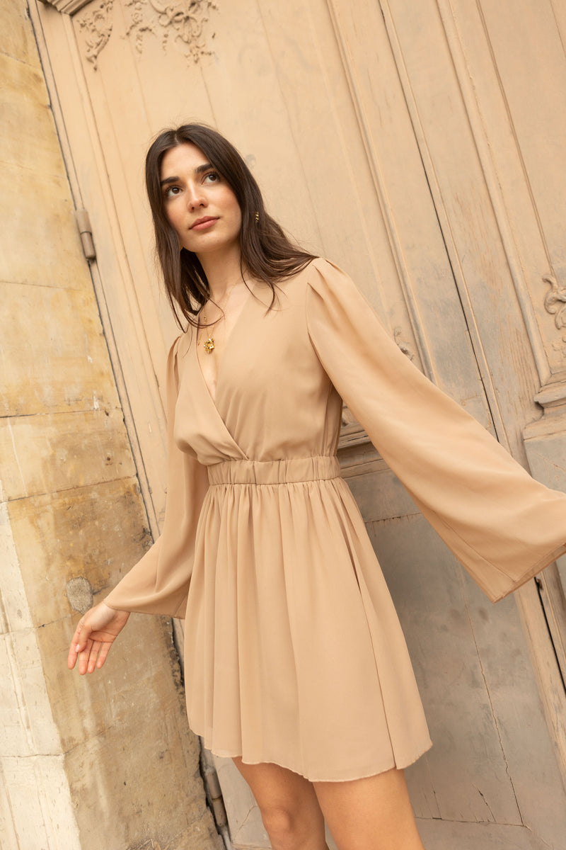 Korte taupe jurk met elastische taille en V-hals, een veelzijdige stijl voor elke gelegenheid.