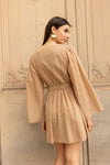 Elegant gesneden taupe jurk met elastische taille en V-hals, een flatterende pasvorm voor verschillende vormen.