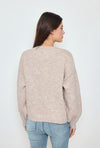 Achterkant van de taupe gebreide trui, met een stijlvolle en comfortabele pasvorm, perfect voor elke gelegenheid.