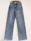 Detail van de wijde pijpen high waist spijkerbroek – trendy en vintage look.