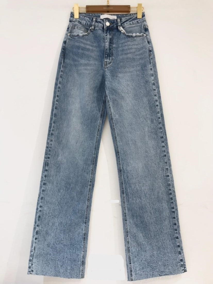 Detail van de wijde pijpen high waist spijkerbroek – trendy en vintage look.